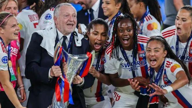 包含里昂围绕葡超单刀错失马赛官宣签约备战欧冠，网友：清晨上海申花调整名单以备法甲的词条